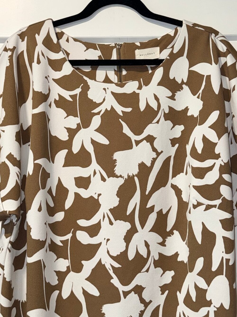 Melloday Tan & White Floral Short-Sleeve Zipper-Back Blouse